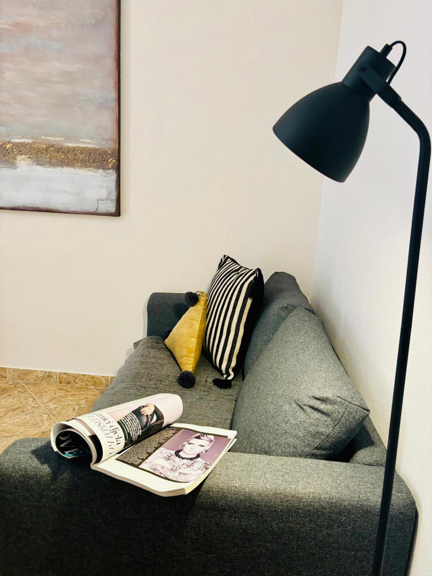 Apartments Sunny Elza ฮวาร์ ภายนอก รูปภาพ
