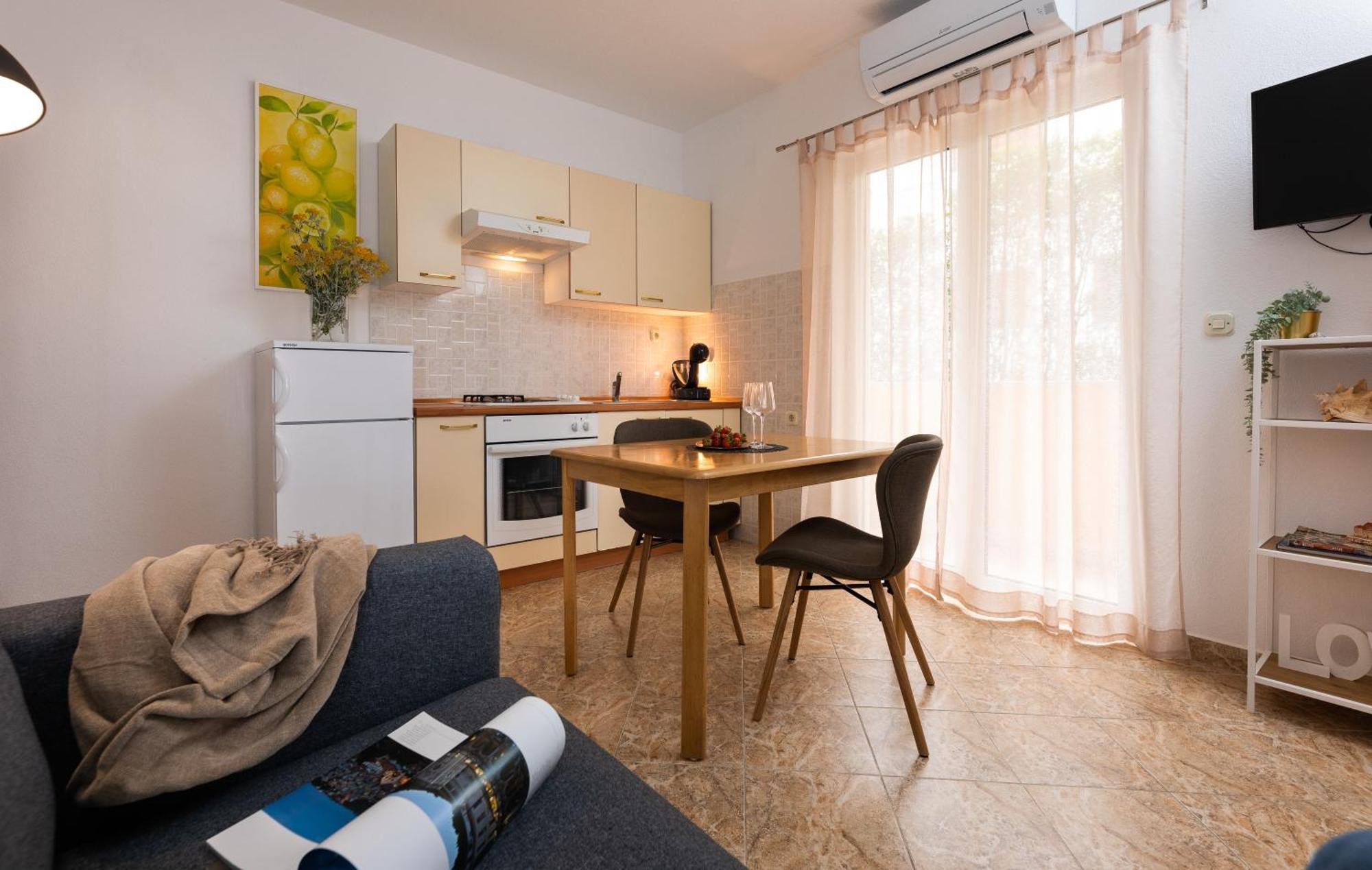 Apartments Sunny Elza ฮวาร์ ภายนอก รูปภาพ