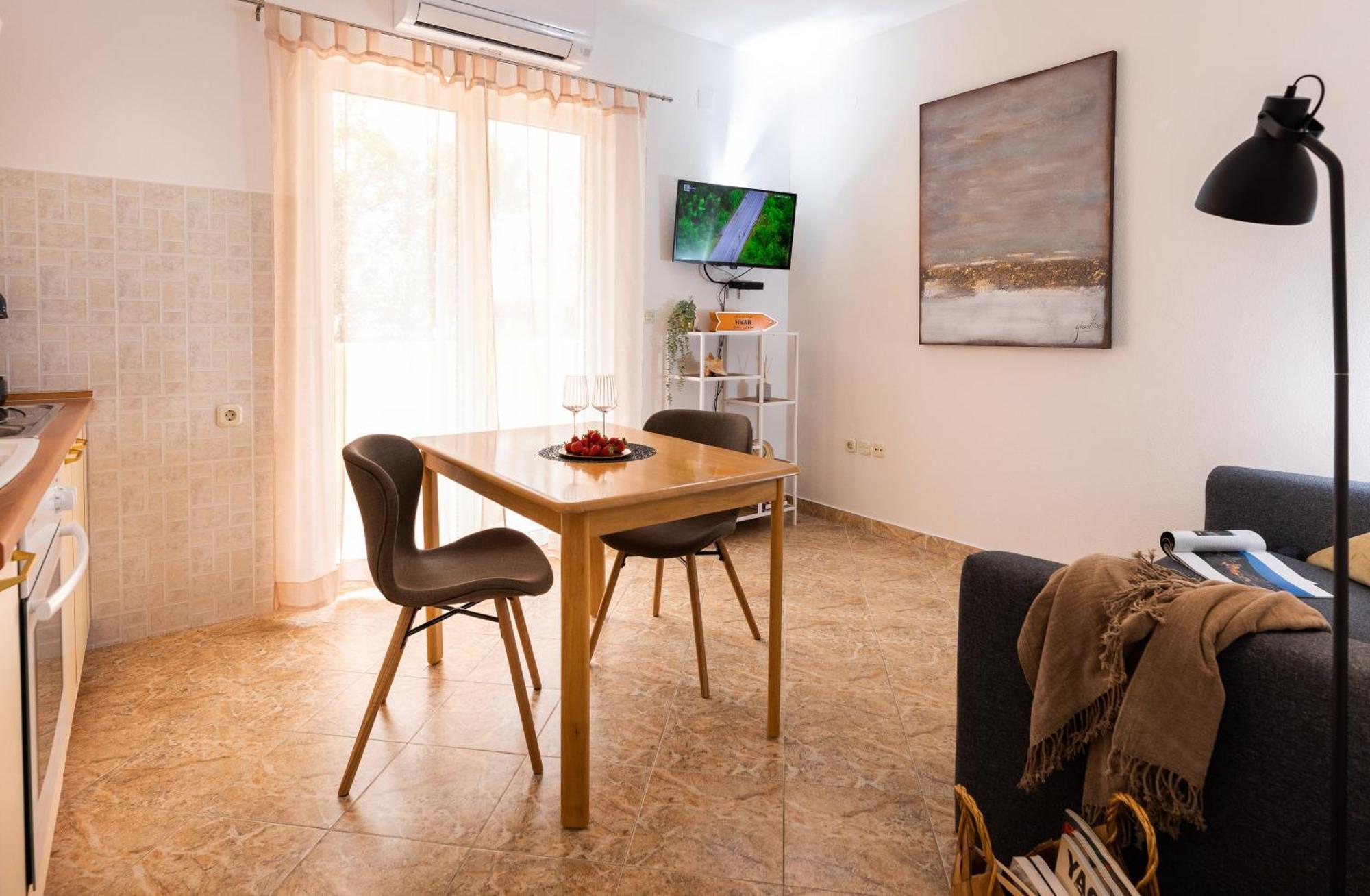 Apartments Sunny Elza ฮวาร์ ภายนอก รูปภาพ
