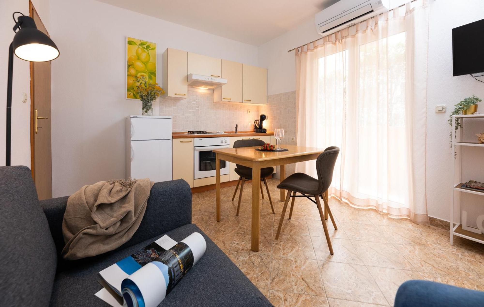 Apartments Sunny Elza ฮวาร์ ภายนอก รูปภาพ
