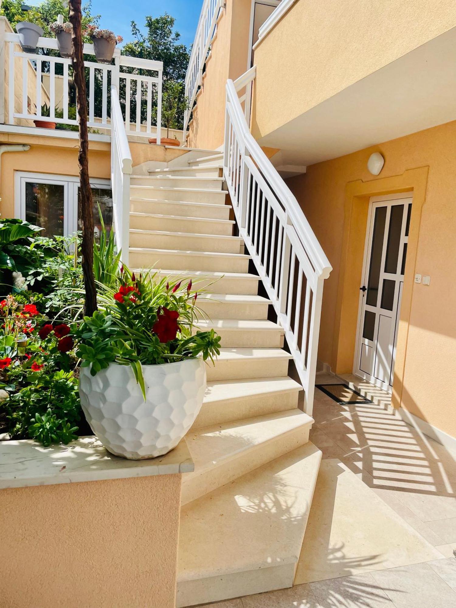 Apartments Sunny Elza ฮวาร์ ภายนอก รูปภาพ